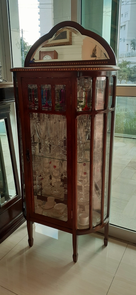 Cristaleira Estilo Antiga com Vidros Bisotados e Fundo Espelhada