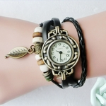 FLY 2pcs Moda Handmade retro pulseira de couro analógico relógio de pulso de quartzo com pingente de folha (preto + branco)