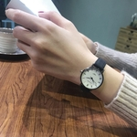 Homens Mulheres Estilo Simples Lazer Assista amantes da moda Estilo Quartz imitação de couro pulseira de pulso