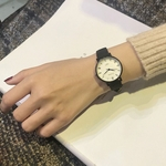 Homens Mulheres Estilo Simples Lazer Assista amantes da moda Estilo Quartz imitação de couro pulseira de pulso