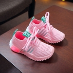 Kids Shoes Knitting superfície dos doces Cor de luz respirável menina LED brilhante Running Shoes Sneakers com solas macias