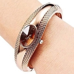 Moda feminina Casual tom dourado Oval Dial Bracelet analógico de pulso de quartzo