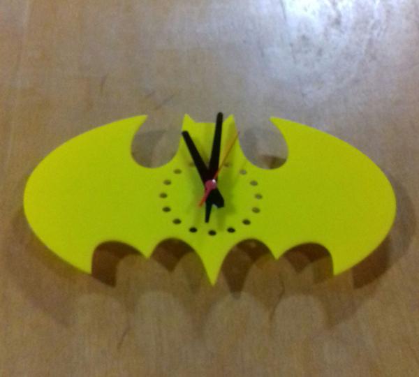 Relógio Acrílico Batman Morcego Sala Casa Escritório Quarto Amarelo - Agv Criações