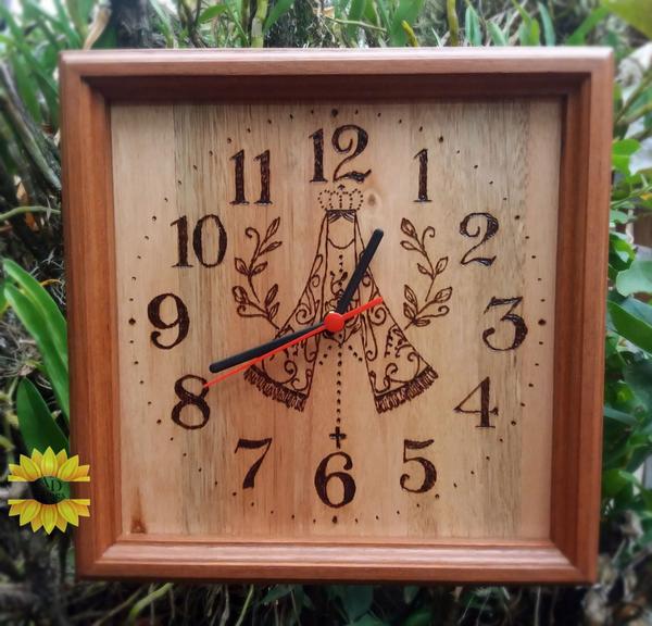 Relógio de Madeira de Parede Feito a Mão com a Imagem de Nossa Senhora Aparecida - Artesanal