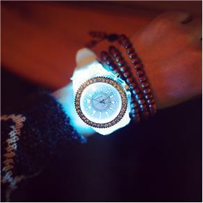 Relógio Feminino Luminoso com Pulseira de Silicone (Branco)