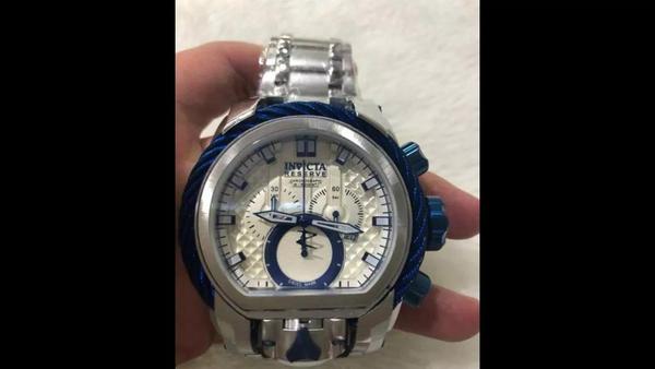 Relógio Invicta Magnum 26686 Prata e Azul com Fundo Branco