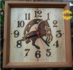 Relógio de Madeira de Parede Pirografado a Imagem de Cavalo e Ferradura - Artesanal
