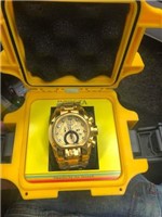 Ficha técnica e caractérísticas do produto Relógio Invicta Zeus Magnum Dourado 25210 COM Maleta