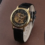 Relógio Sewor,a Corda,feminino,fundo preto, pulseira Couro preto,modelo speedmastei 0057